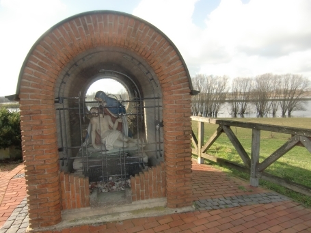 Wesel-Bislich : Am Damm, auf dem Deich wurde 1985 eine Gedenkstätte ( Pieta ) errichtet